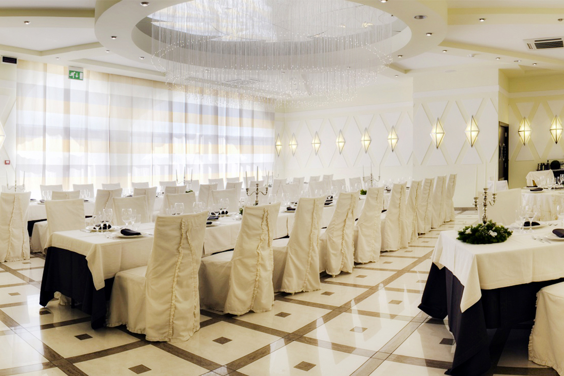 illuminazione a cerchio in strass murano per una sala ristorante